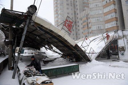 哈尔滨持续降雪 一座市场大雪中倒塌