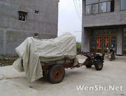 受地震传言影响 村民住进拖拉机过夜